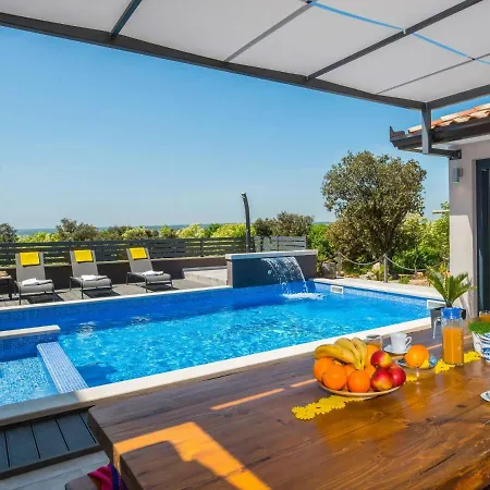 A-r-t- By Interhome Коромачно