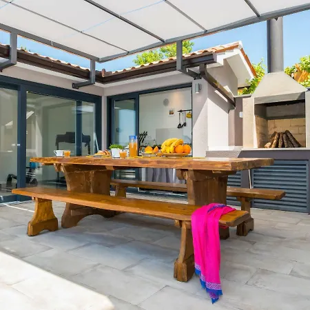 A-r-t- By Interhome * Коромачно